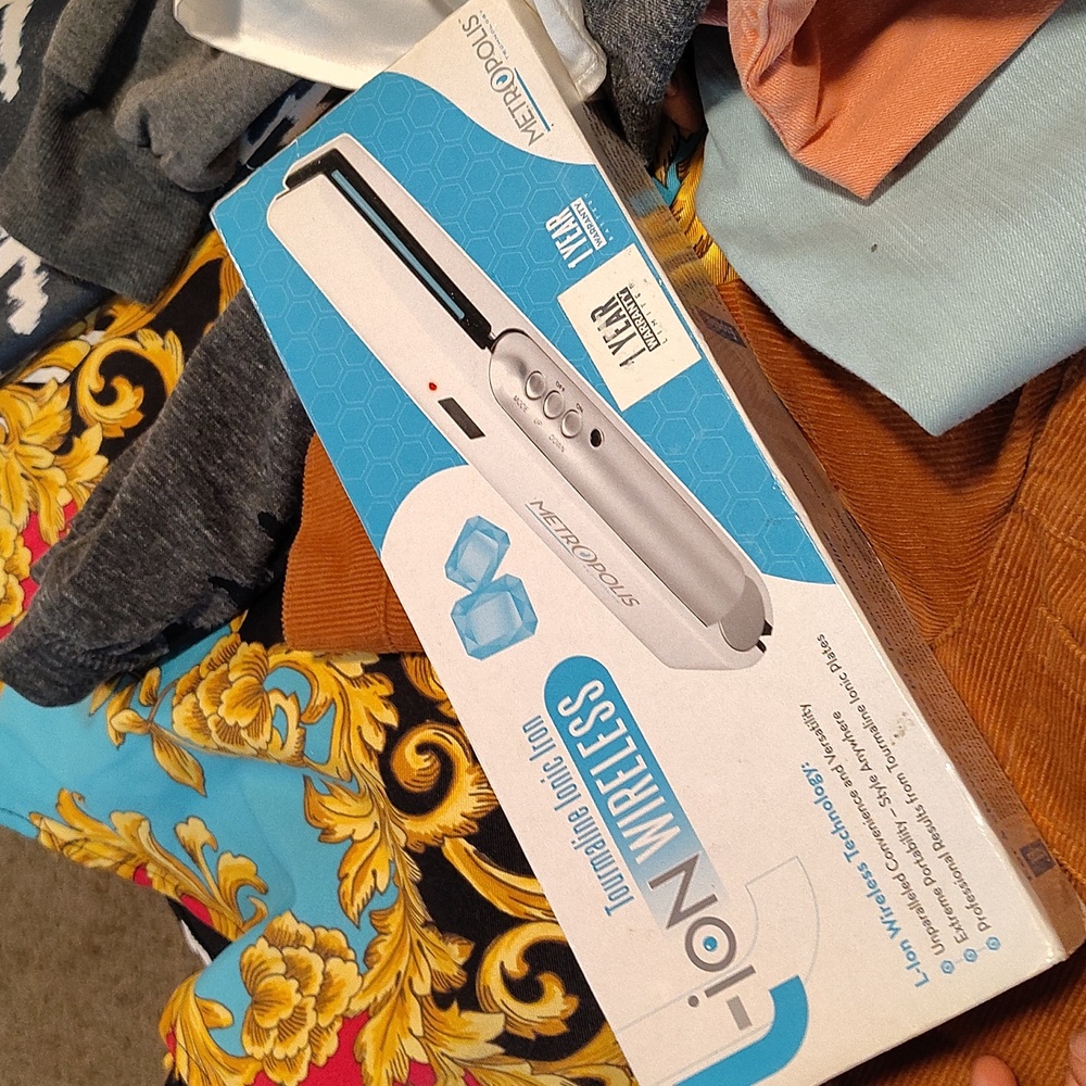 Wireless hair flat iron